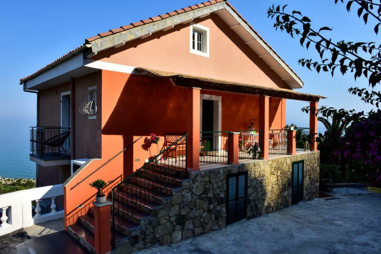 Agriturismo Un Mare Di Fiori ヴェンティミーリア エクステリア 写真